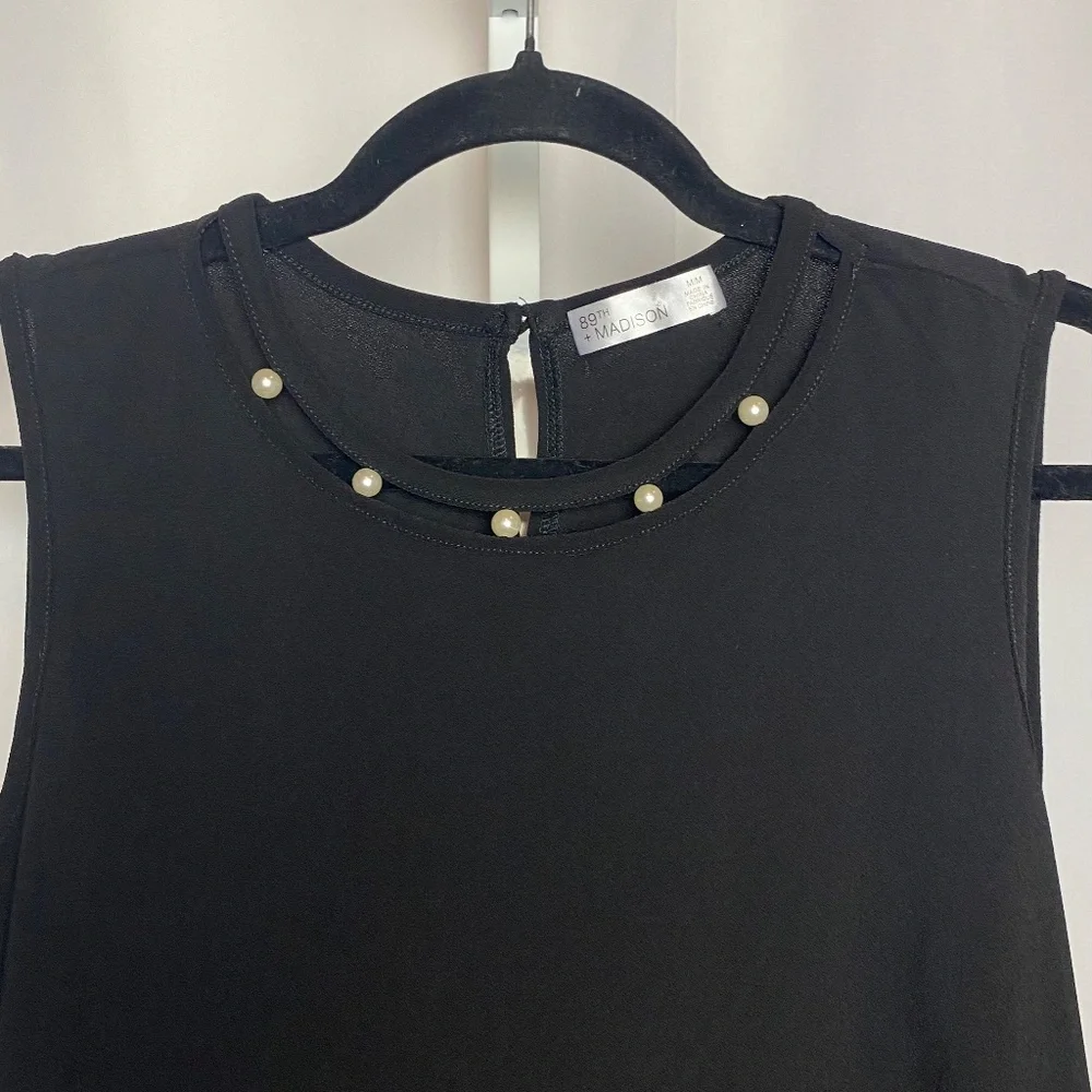 89th & Madison Womenʻs Black Sleeveless Dress Blouse with Pearl Accents Medium